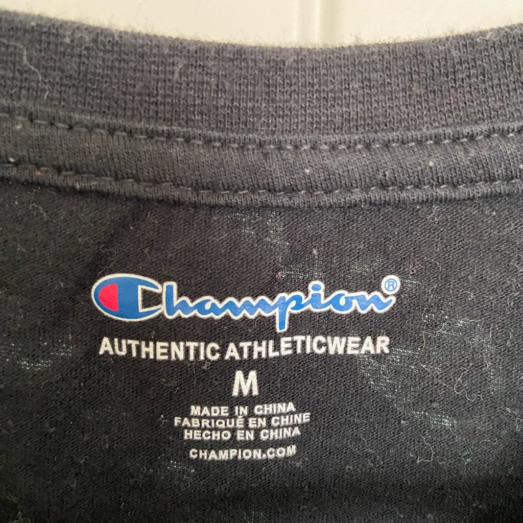 EUC Champion women’s‎ black multicolor word pattern crop top tshirt medium - Image 3