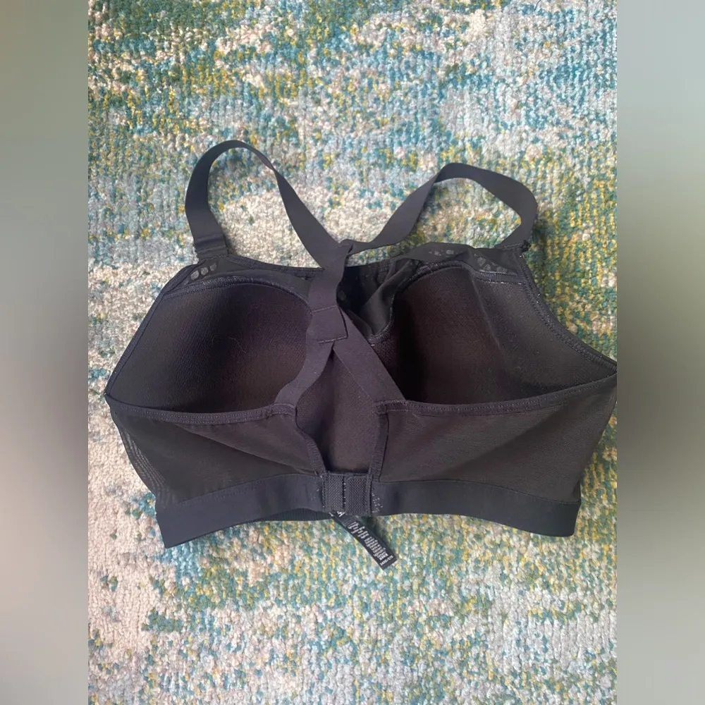 Victoria Sport Incredible lightweight max animal print sports bra, size 34DD - Image 5