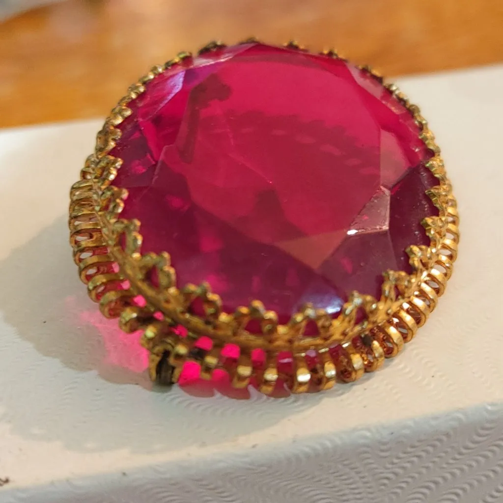 Victorian Oval Brooch Pin Germany Stamped Vintage Faceted Red Glass Gold Toned - Image 7