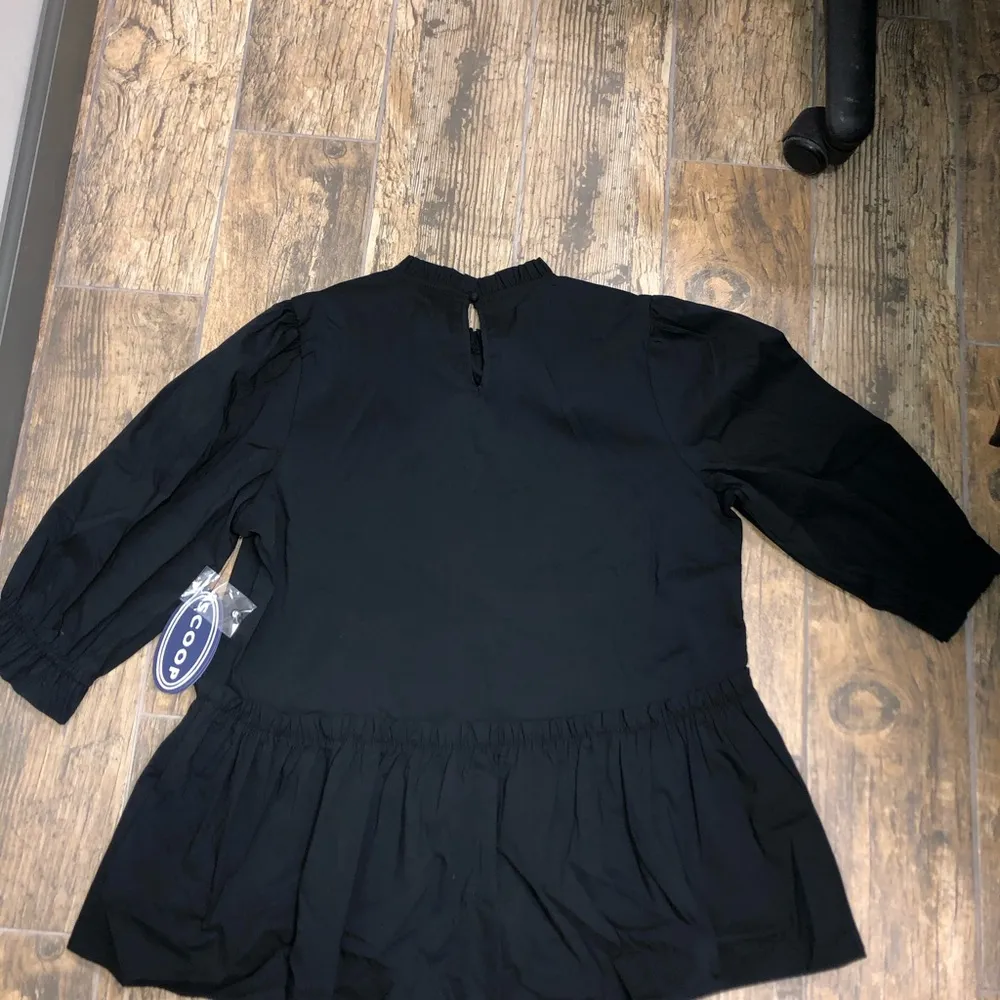 Scoop small,, mock neck, peplum with keyhole back Black - Image 2