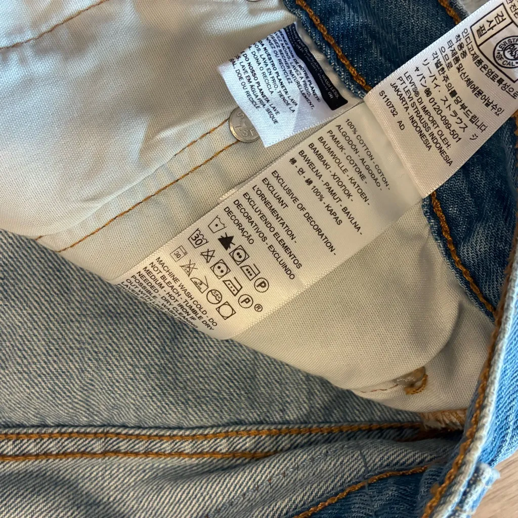 NWT Levi’s Women’s 501 Denim Jean Shorts Distressed 3” Light Wash Size 33 - Image 4