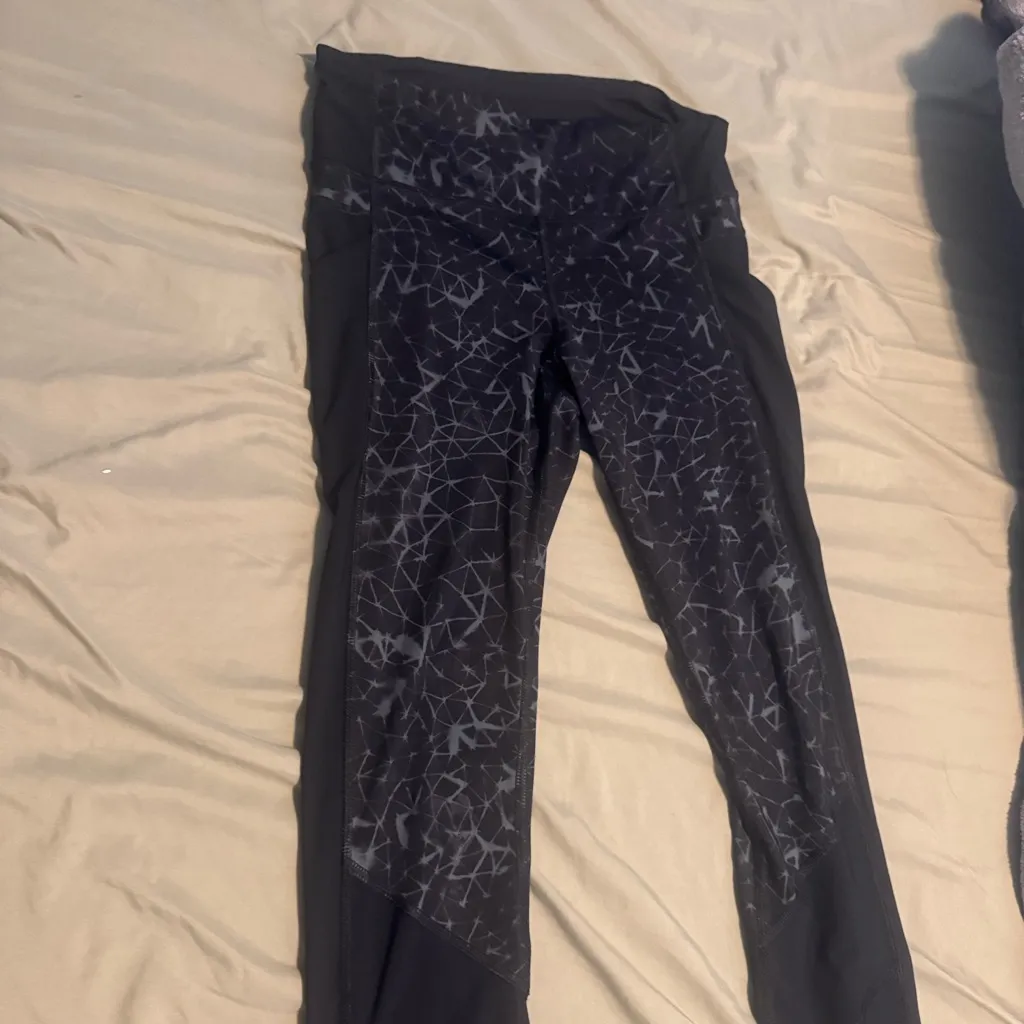 Black pattern lulu lemon leggings size six - Image 4