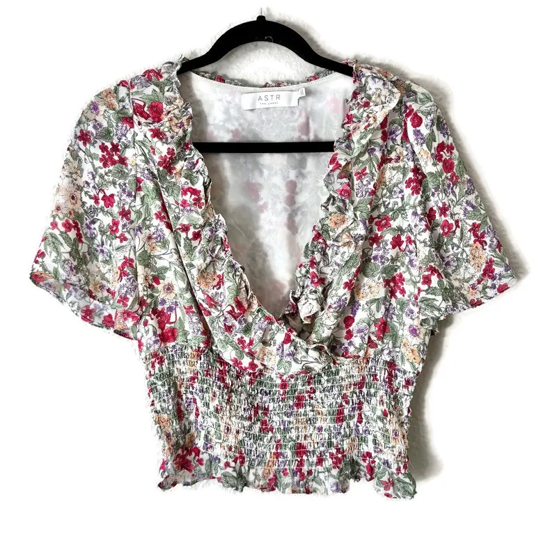 Astr The Label V-neck Short Sleeve Floral Ruffled Smocked Blouse Size Medium - Image 2