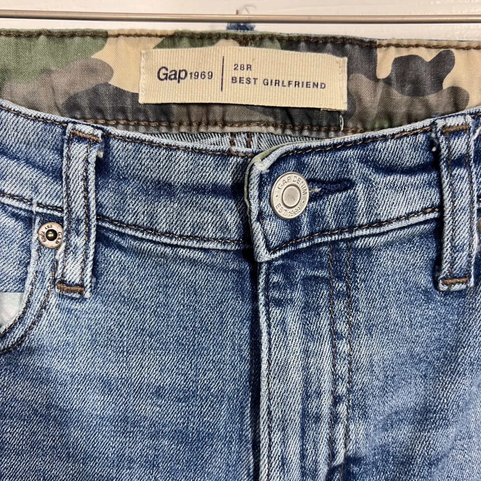 GAP 1969 Best Girlfriend Jeans Women's 28R Blue Distressed Camo Cuff Boyfriend - Image 3