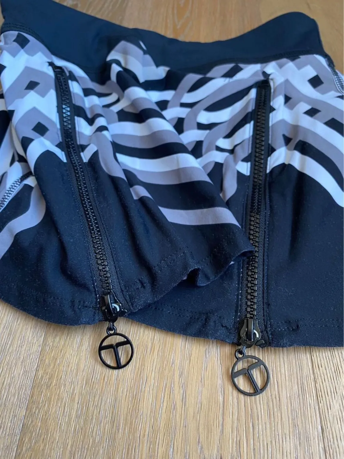 Trina Turk golf skort, women’s athleisure skirt size XS - Image 3