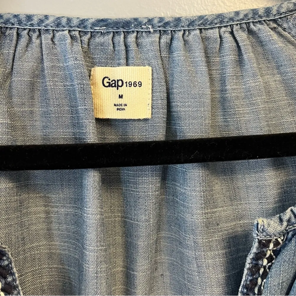 GAP 1969 Blouse Chambray Lightweight Denim Boho Embroidered Top Sz M EUC - Image 4