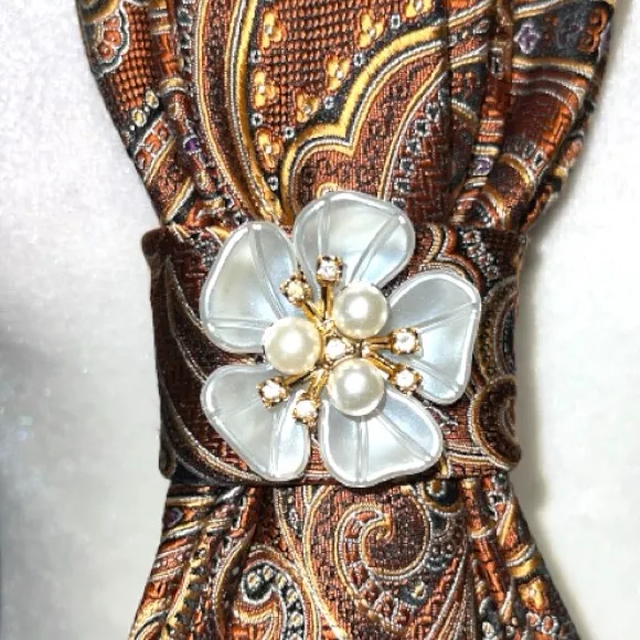 “Dainty Dapper”Elegant burnt orangish brown parsley necktie Necklace with brooch Orange - Image 3