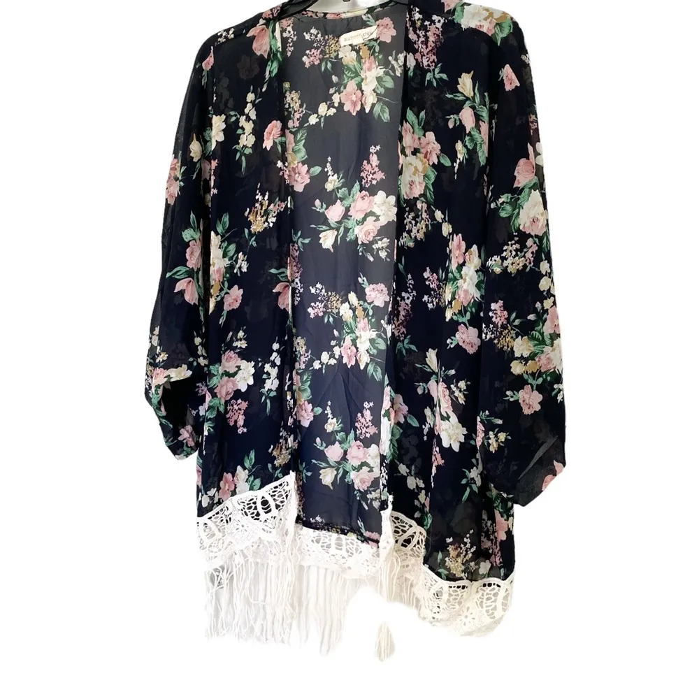 Rachel & Chloe Navy Blue White Floral Fringe Bohemian lace Kimono Size Large - Image 6