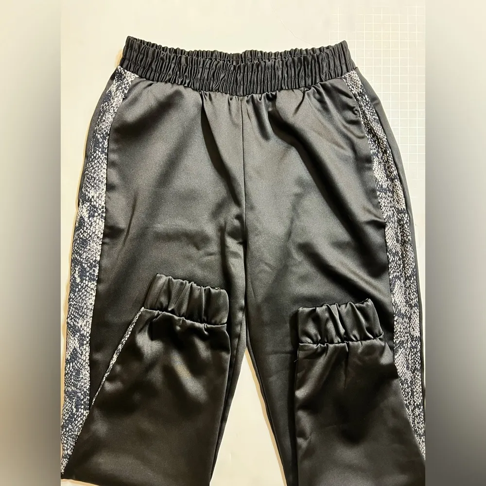 Like anew! Zara basic satin joggers, size XS - Image 4