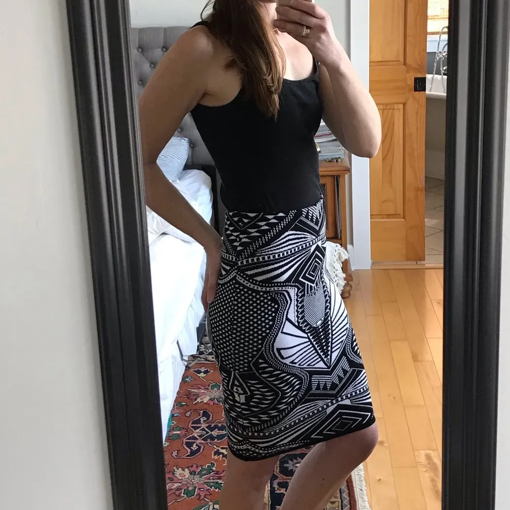 Vintage Y2K Rue 21 Black White Stretch Knit Graphic Print Bodycon Pencil Skirt S - Image 2