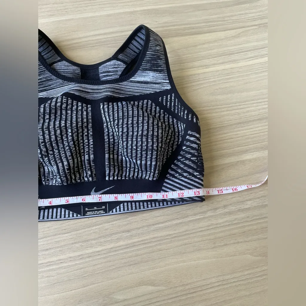 Nike Women's Black and White Patterned Sports Bra - Image 6