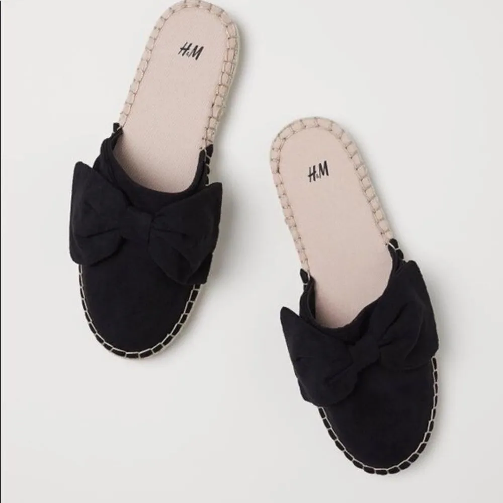 H&M ✨HP✨ Black Mules with Bow✨ - Image 2