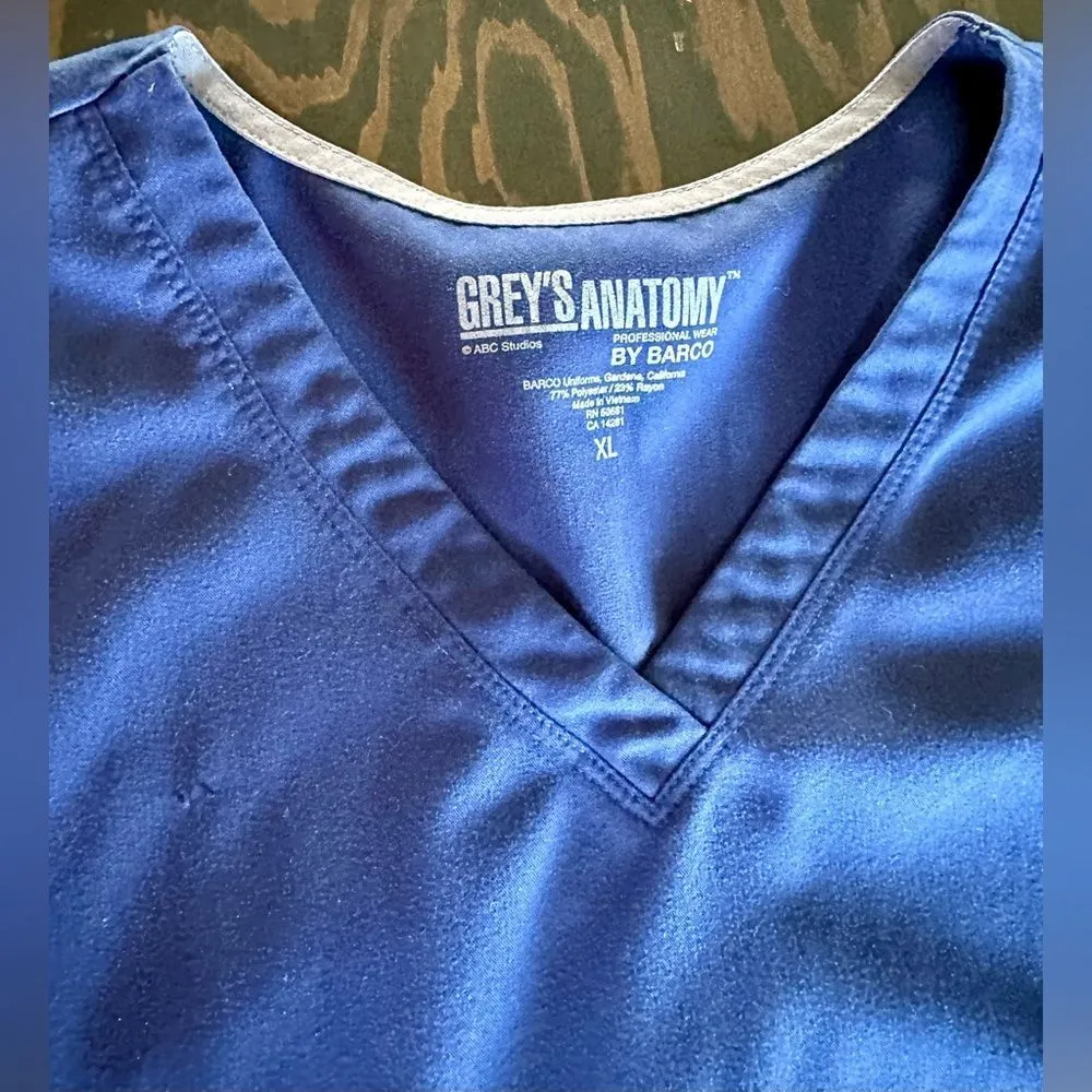 Grey’s Anatomy Scrub Top Navy V-Neck Front Pockets (405) - Image 3