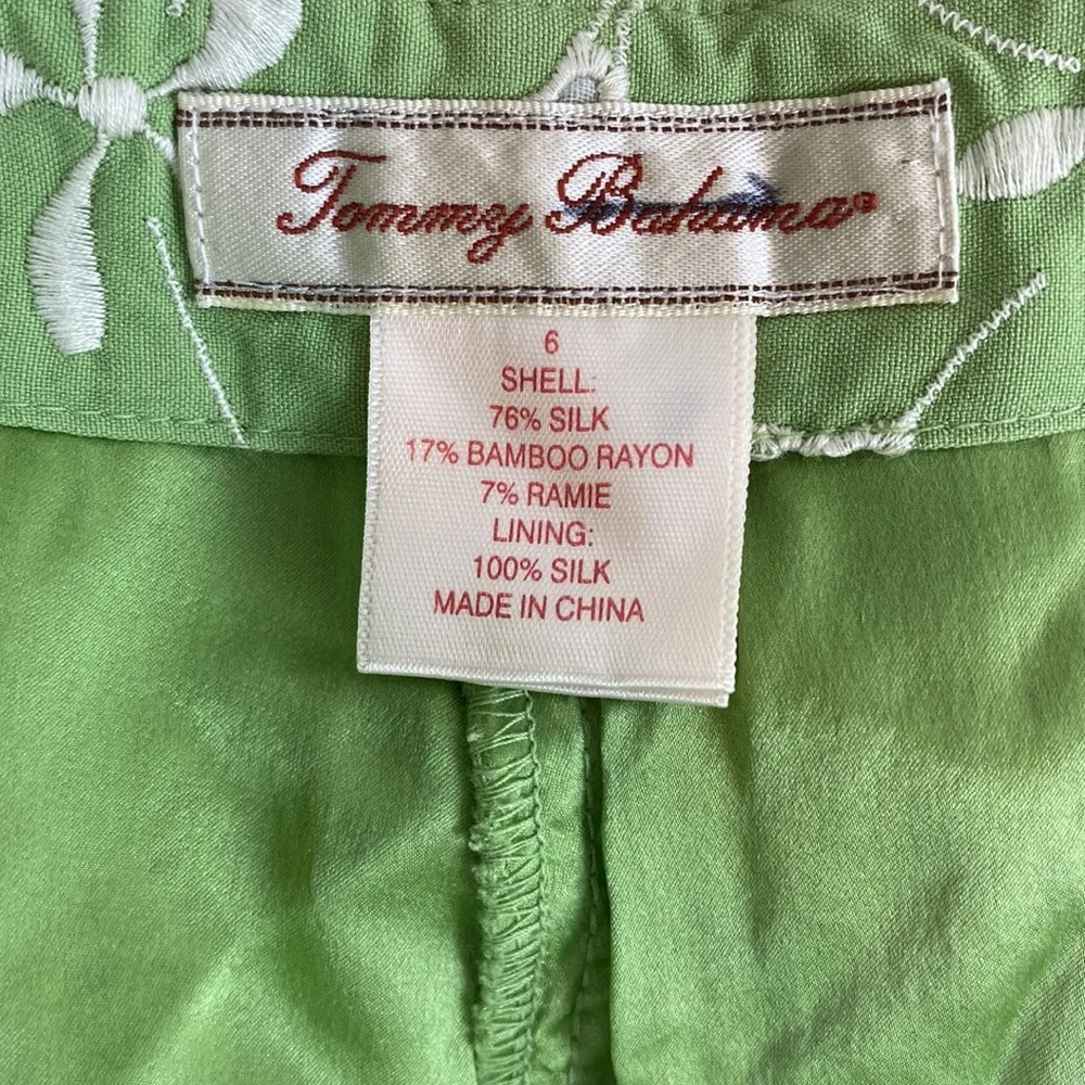 Tommy Bahama Silk Blend Green & White Floral eyelet embroidered Capri Pants 6 - Image 7