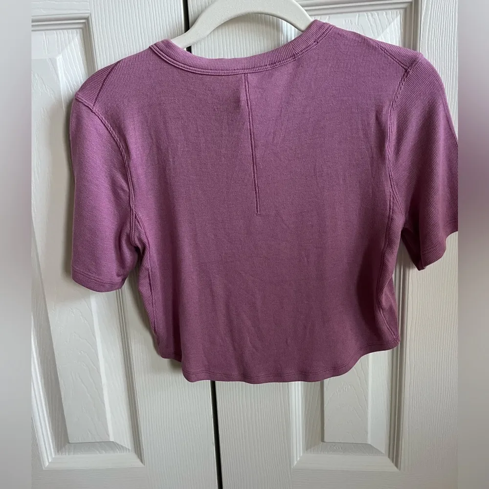 lululemon athletica Hold Tight Cropped T-Shirt Velvet Dusk -Size 8 - Image 4
