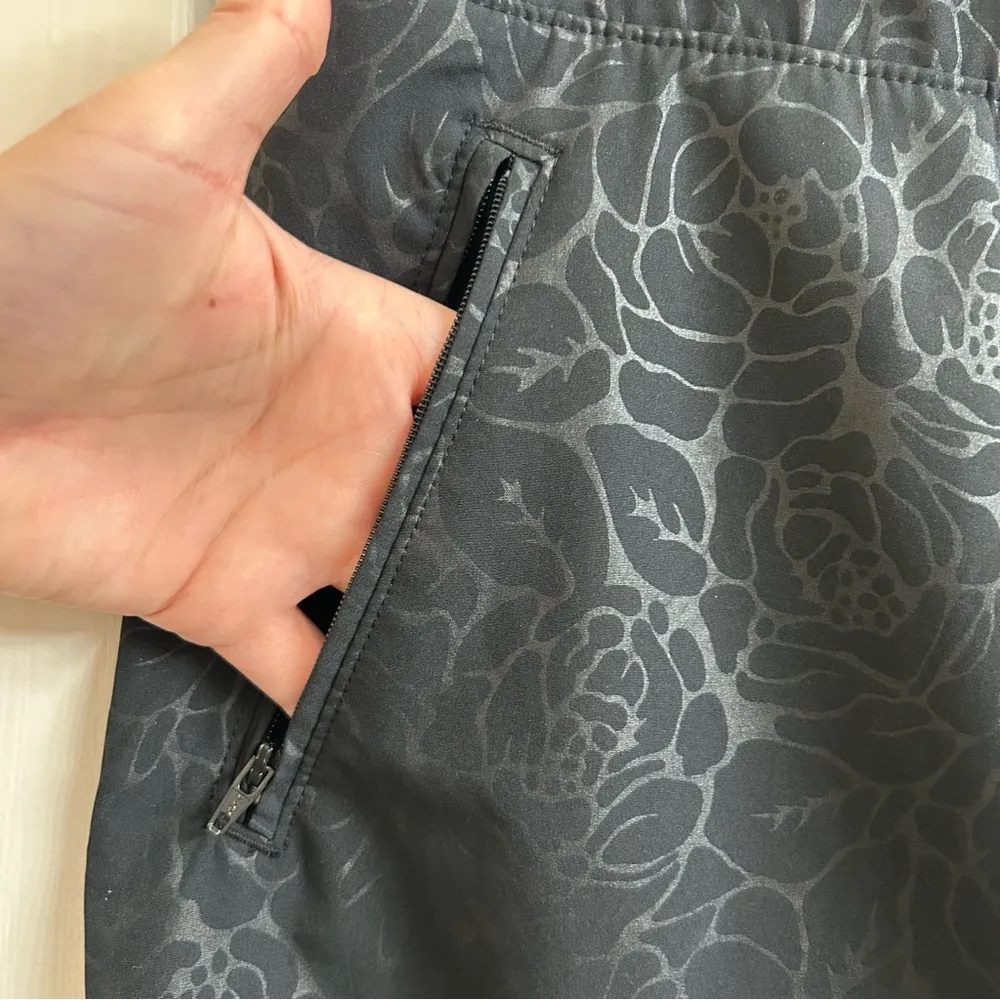 Orvis Women's Sz M Floral Embossed Pull-On Travel Skort Black Pockets Athletic - Image 6