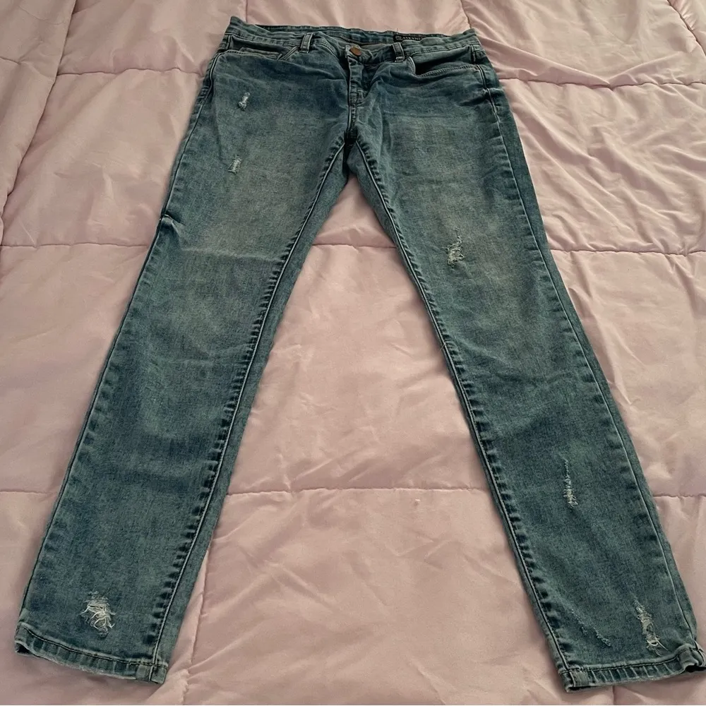 Blank NYC Skinny Classique distressed blue medium wash jeans, size 28” low rise - Image 12