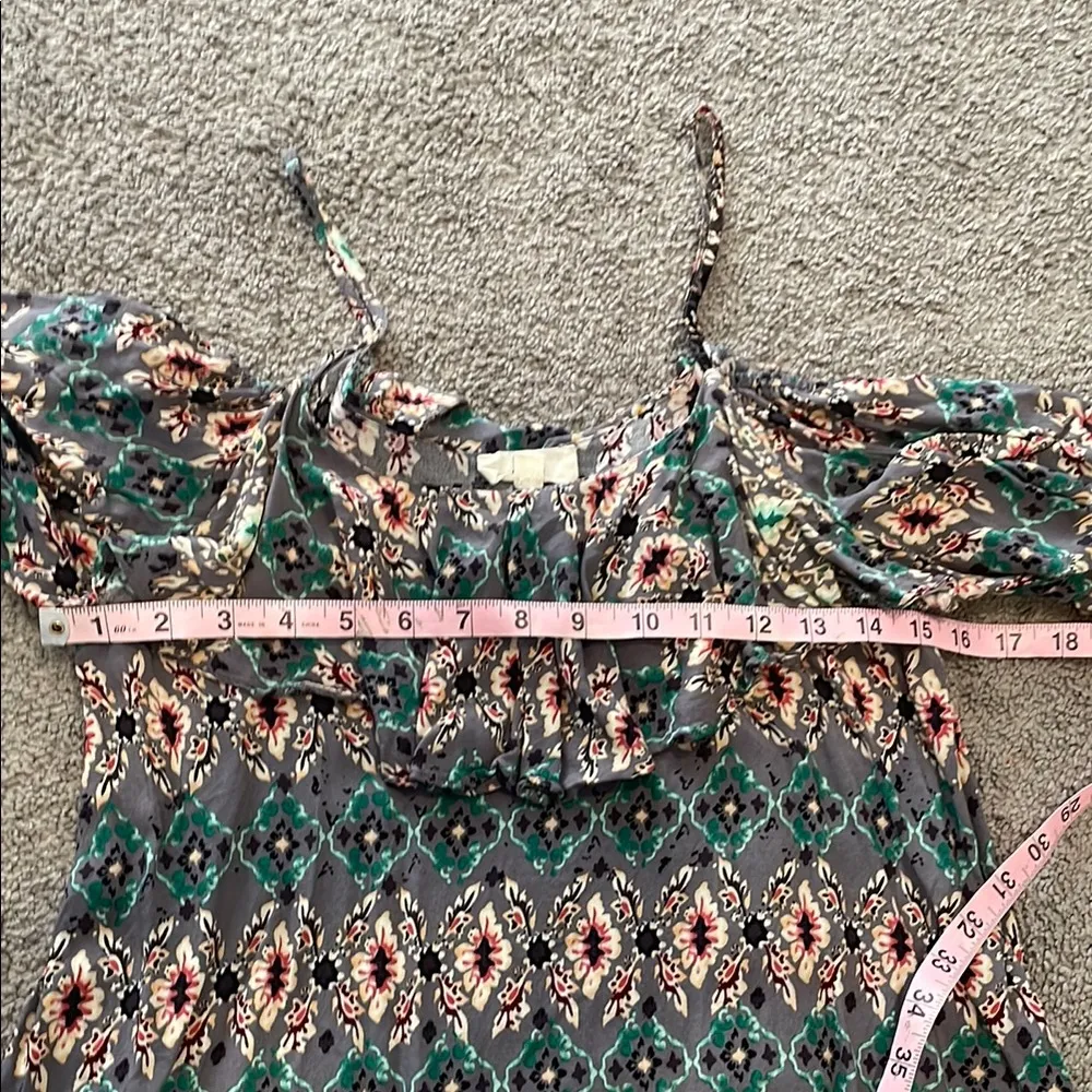 Entro  Gray Floral Ruffled Puff Sleeve Cold Shoulder Dress | Medium - Image 8