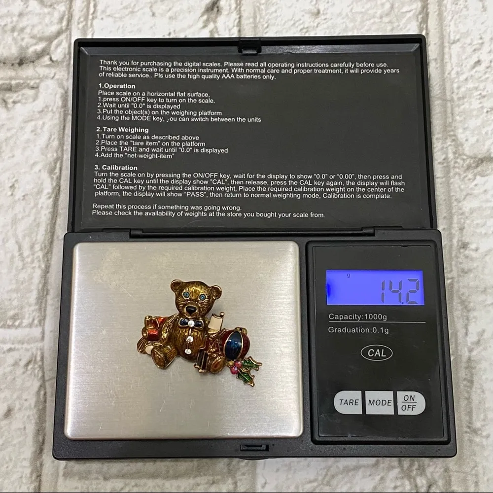 Vintage Holiday Enameled Christmas Bear with Gifts Brooch Gold - Image 4