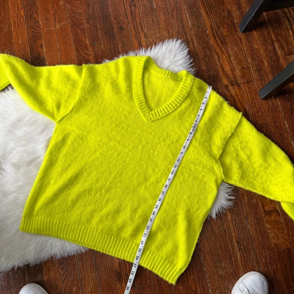 Highlighter Neon Yellow Sweater Size M - Image 5