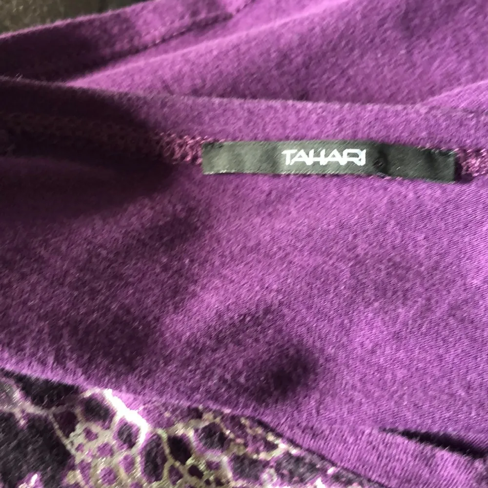 TAHARI Purple V-Neck T-Shirt - Image 7