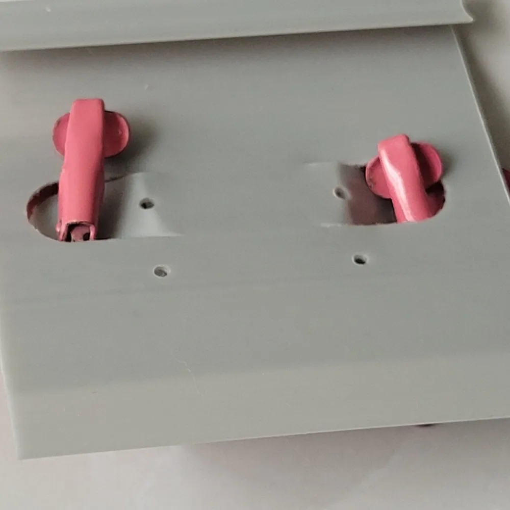 Vintage Pink Retro Triangular Clip - Image 3