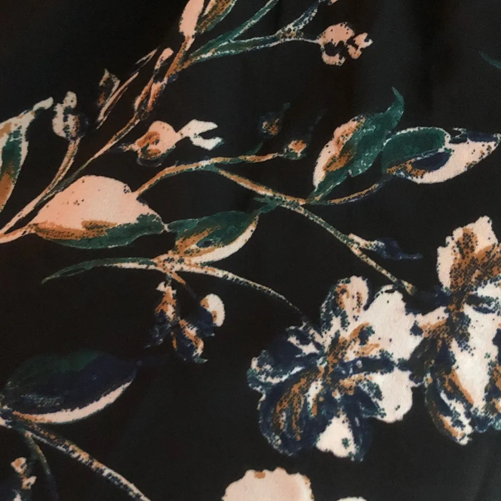 A Pea in the Pod size small Black floral top - Image 2