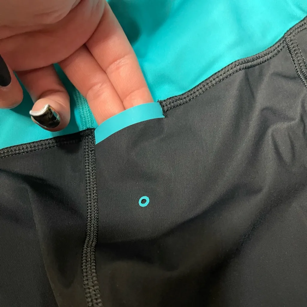 Lululemon Water Bound Crops Black and Blue Tropics Size 4 - Image 7