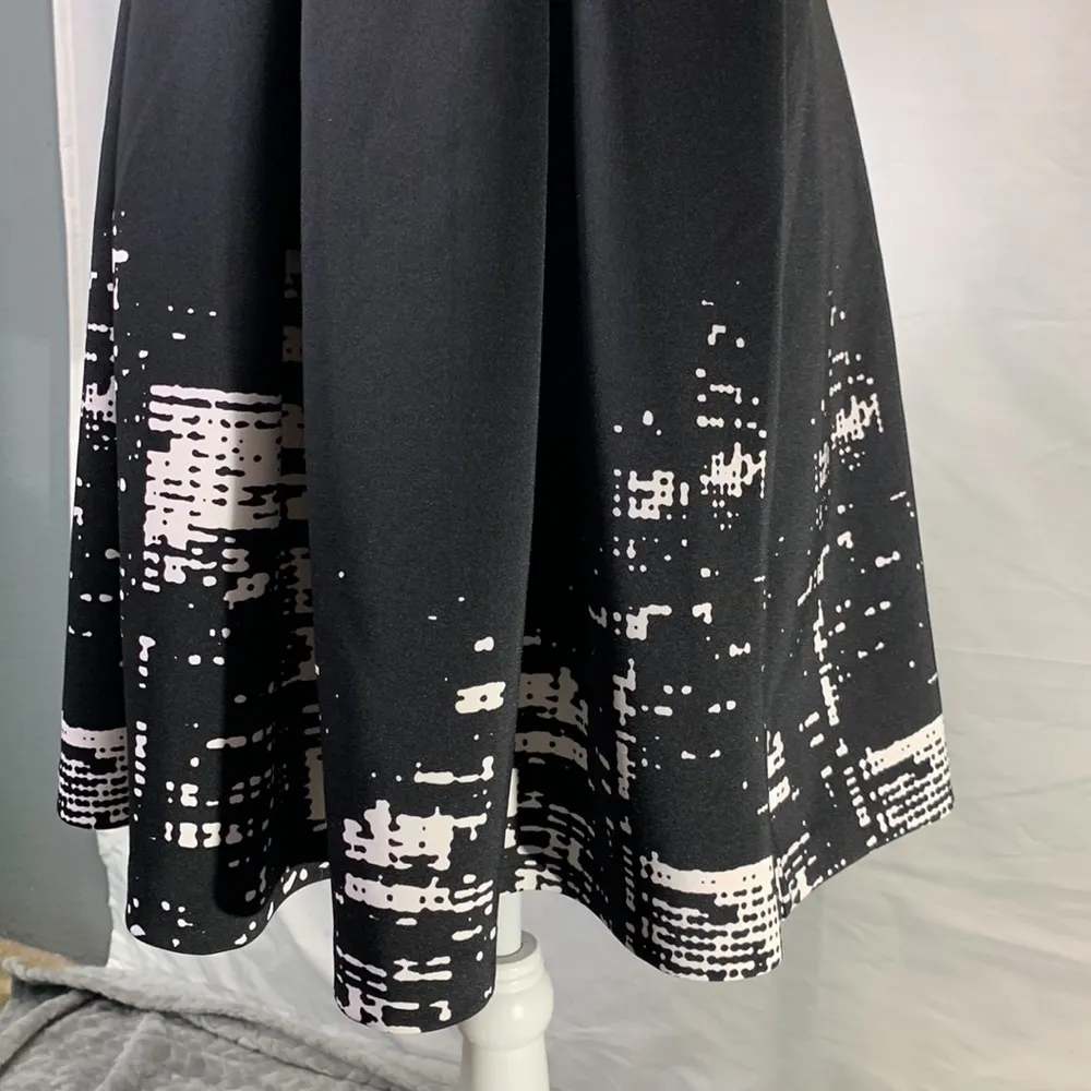 New York Skyline Black with White Dress Size 6 - Image 4