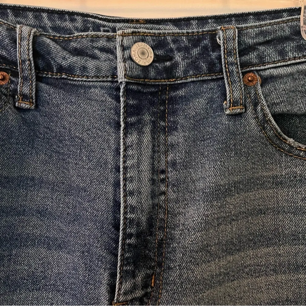 ARIZONA Women’s Curvy High-Rise Mom Slim Fit Ripped Denim Jeans - Image 3