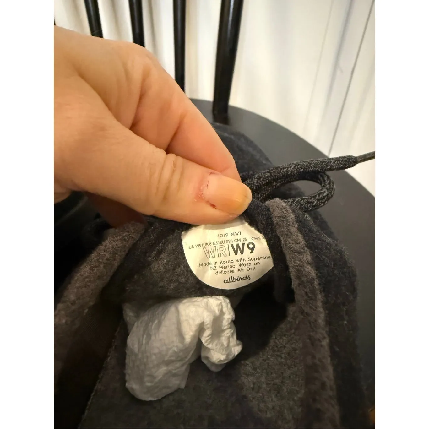 AllBirds black on black classic wool running sneaker size 9 - Image 10