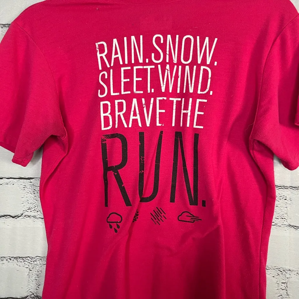 Under Armour Magenta “Brave the Run” HeatGear Athletic Tee S/M Runner Athleisure - Image 7