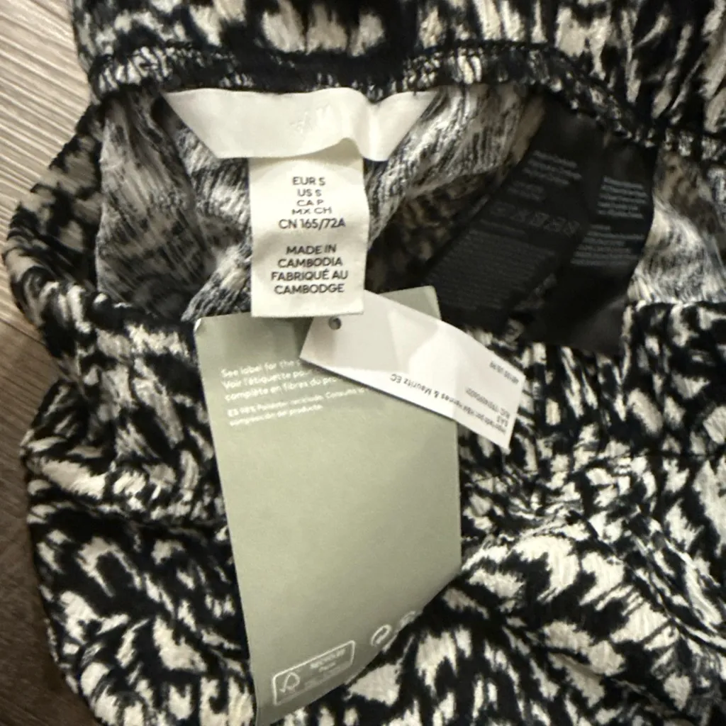 H&M Monochrome Swirl High Waist Women's Shorts - Image 3