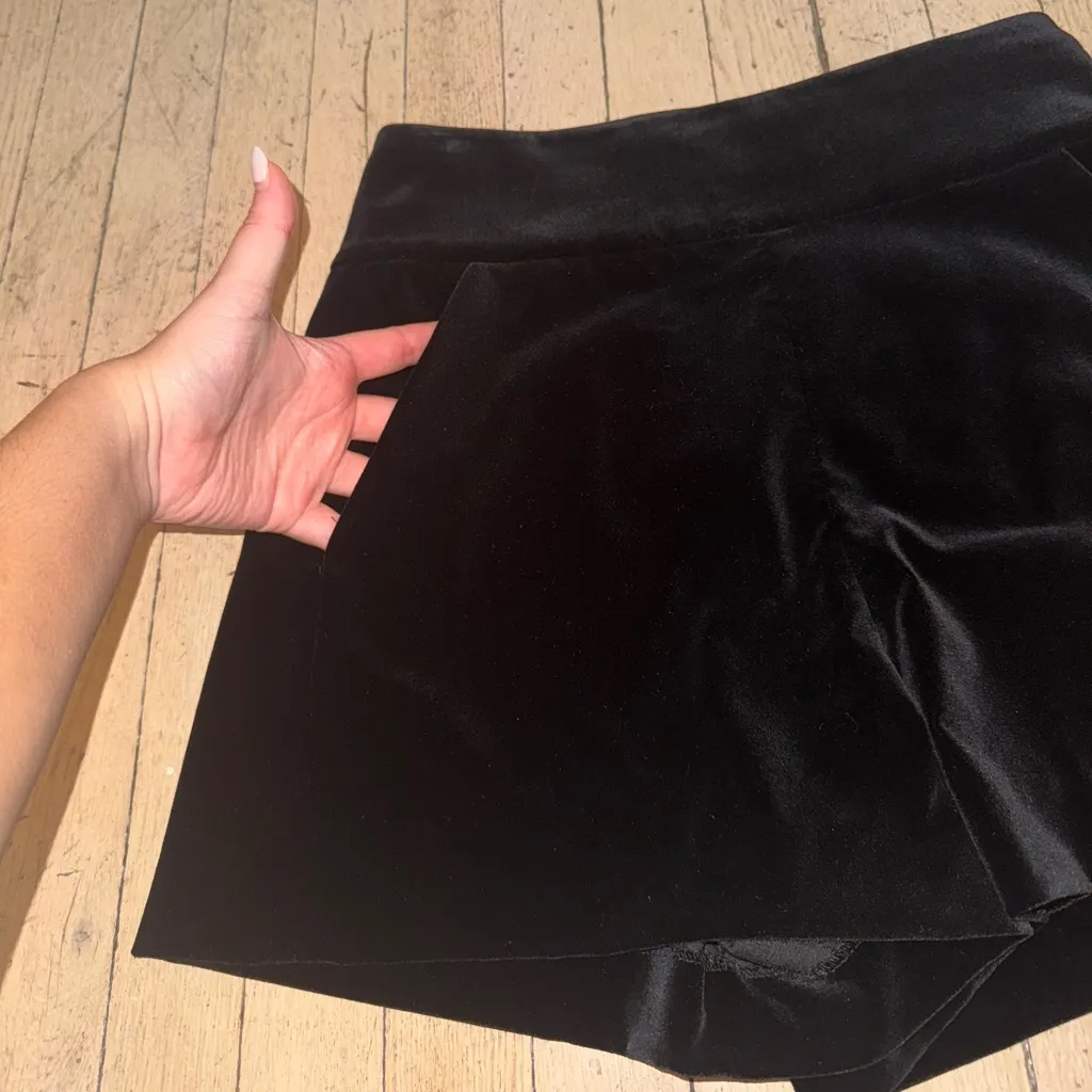 Alice and Olivia Donald High Rise Shorts Velvet - Image 3