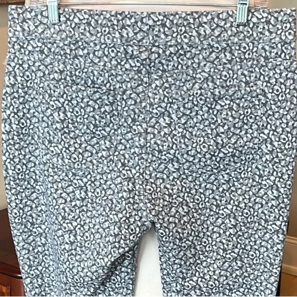 Comfy Gray Print Pull On Pants Cropped Size XL - Image 5