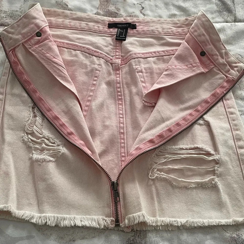 Forever 21 Y2K light pink jean distressed zipper up front skirt, size S biker - Image 4
