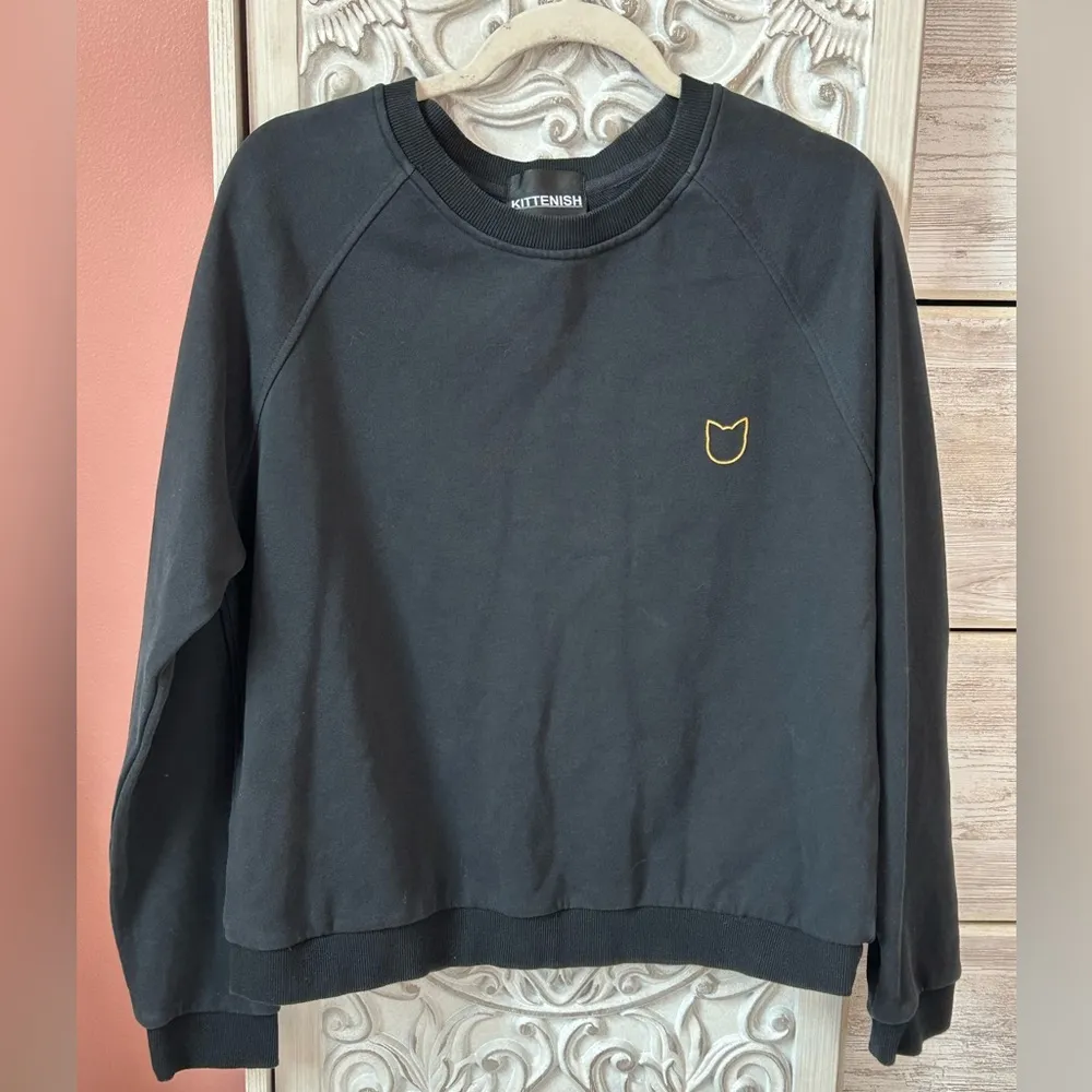 Black Kittenish Crewneck Sweatshirt, Gold cat Logo & logo written on back, SZ LG - Image 3