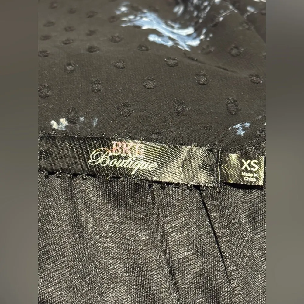 EUC BKE Boutique Black and Pink Floral V Neck Blouse size XS - Image 9