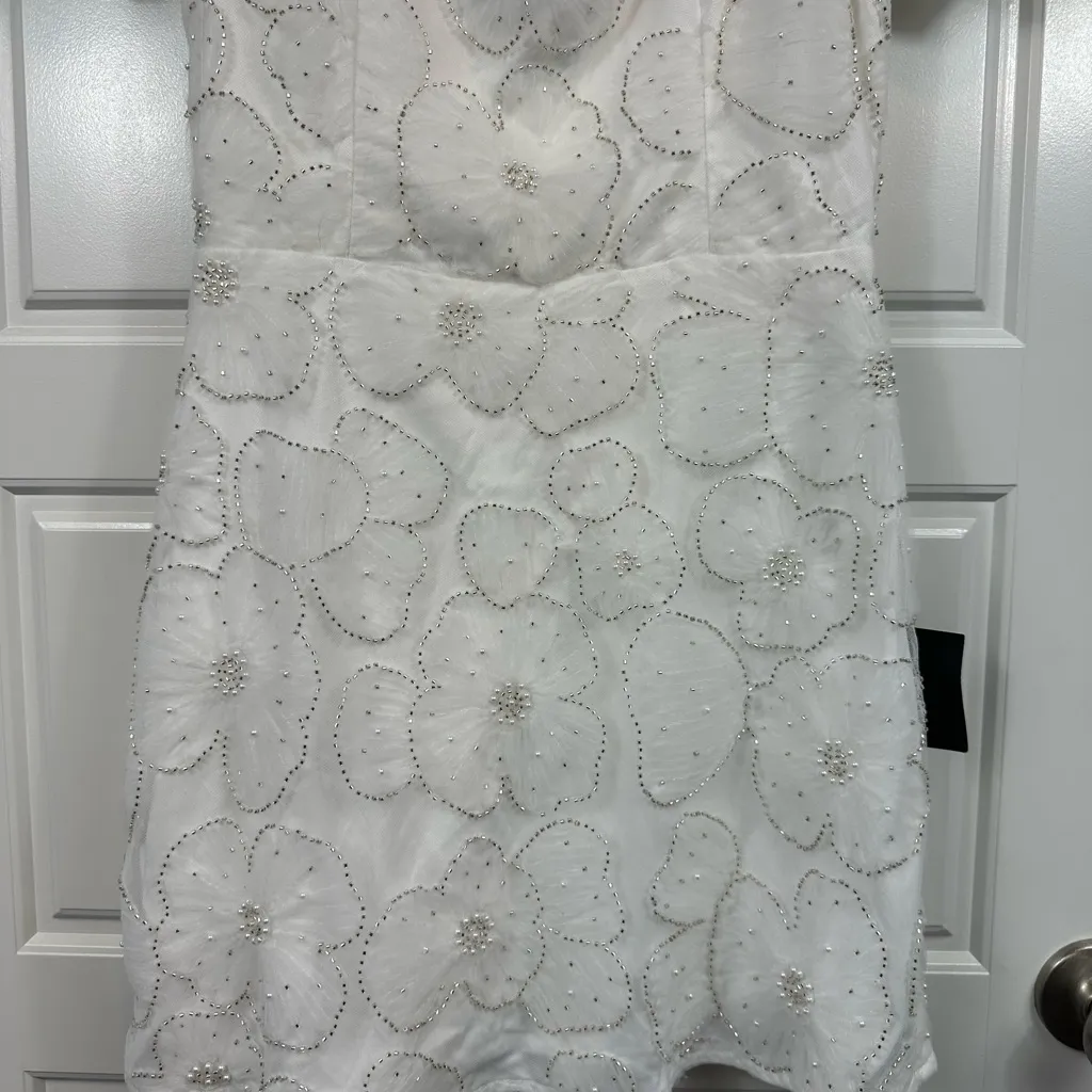 Lulus Tarabya Classic White 3D Floral Beaded Mini Dress Size Medium NWT - Image 4