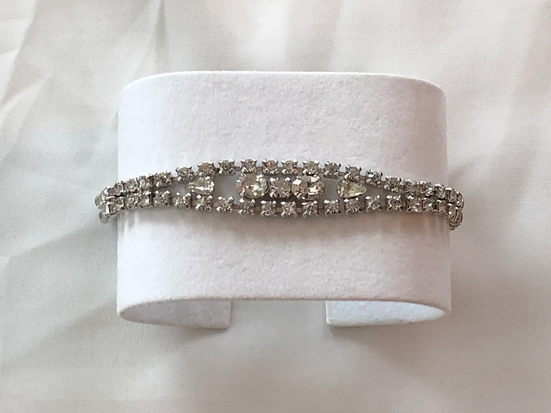 Magnificent Vintage Rhinestone Bracelet. Lots Of Sparkle!!! Silver - Image 7