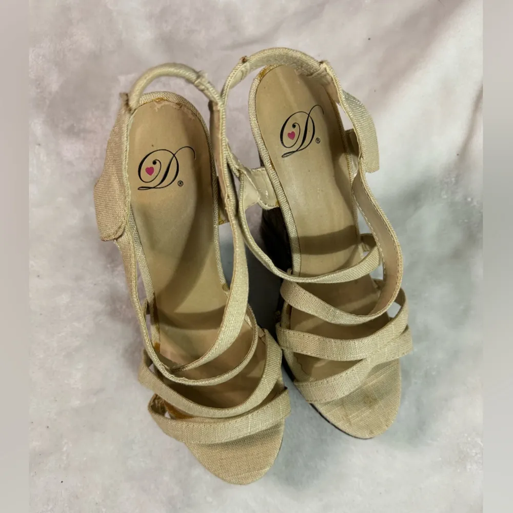 Beige platform heels with crossed strap details. Tan Size 7 - Image 3