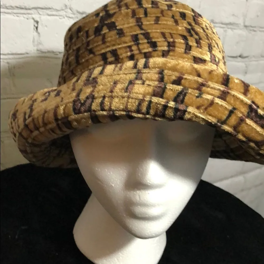 Like new condition! Cute print!! Tan - Image 6