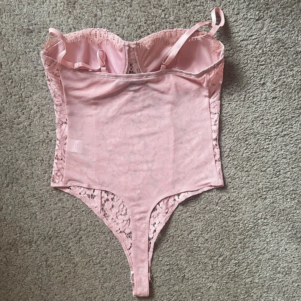 Lace floral light pink cupped bodysuit size small - Image 2