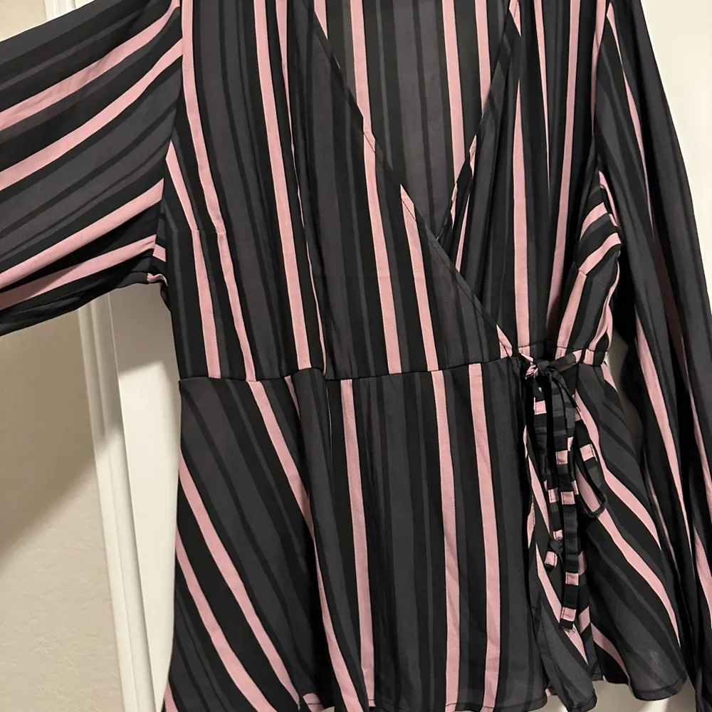 TORRID || Womens Purple Stripe Crepe Surplice Tie Waist Top Blouse || 1X - Image 10