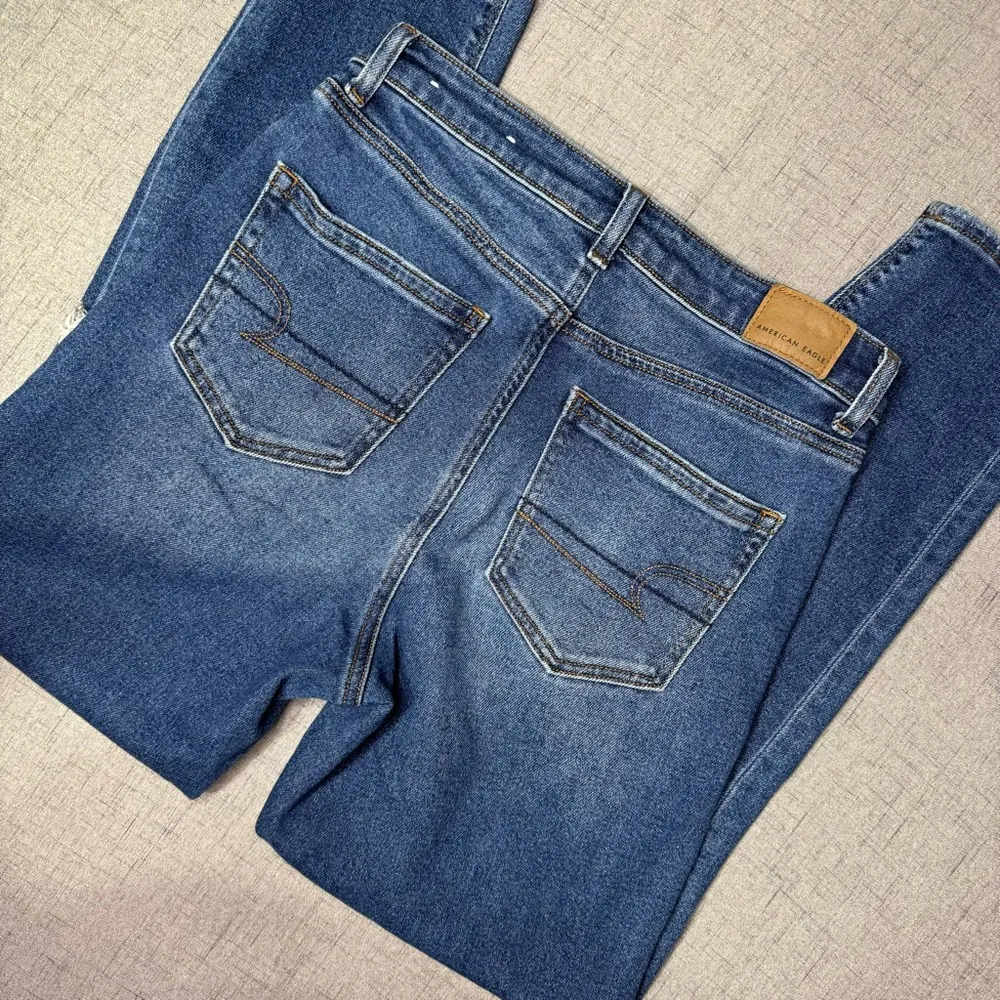 American Eagle High Rise Mom Jeans Distressed Stretch Blue Size 4 - Image 8