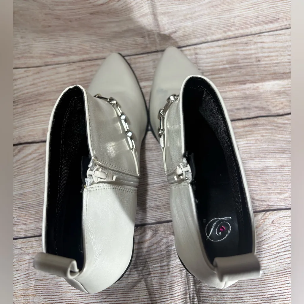 Dor L Dor Women's Size 9 Faux Leather Side Zip Off White Bootie w/ Chain - Image 7