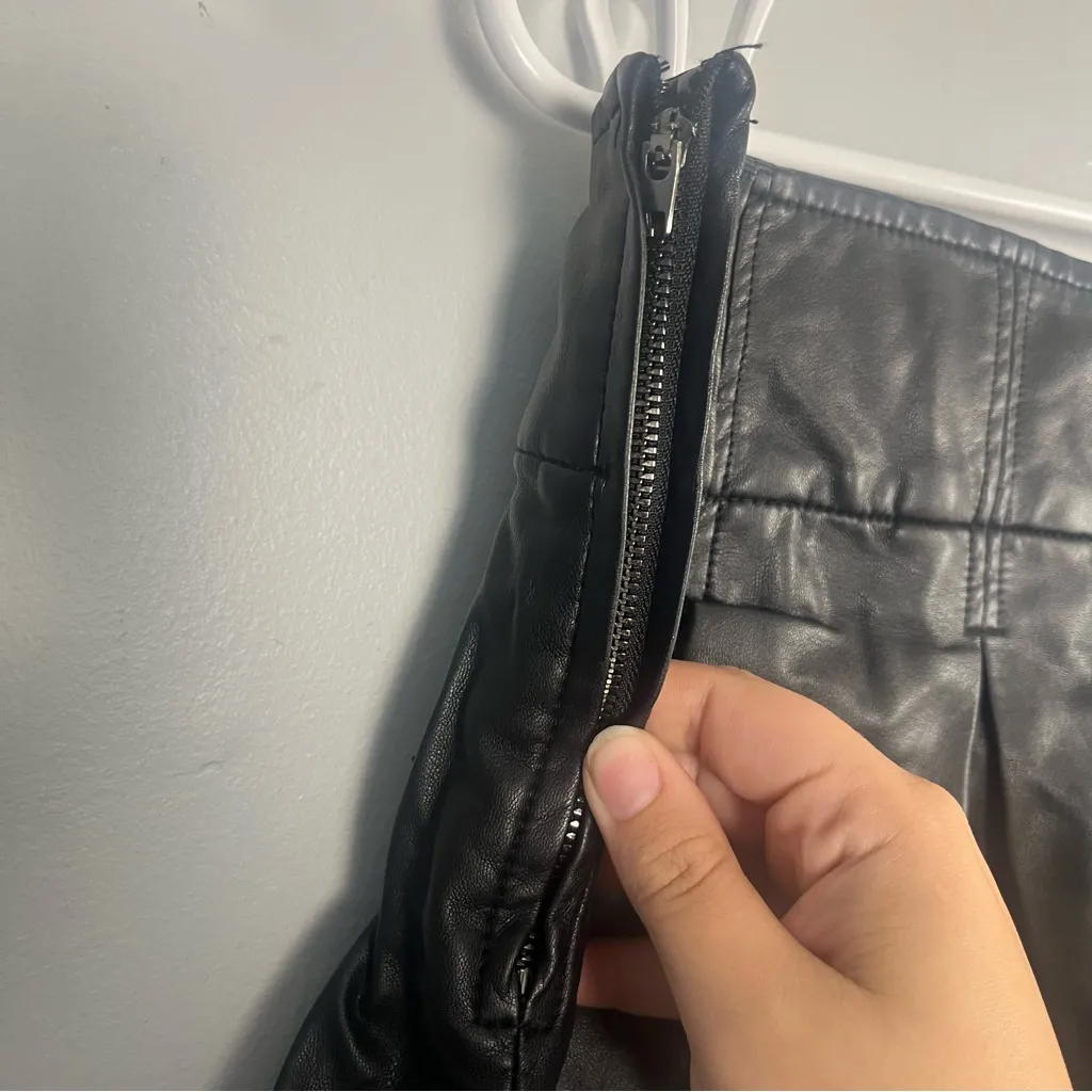 FREE PEOPLE BLACK VEGAN FAUX LEATHER PLEATED MICRO MINI SKORT SKIRT SZ 10 - Image 8