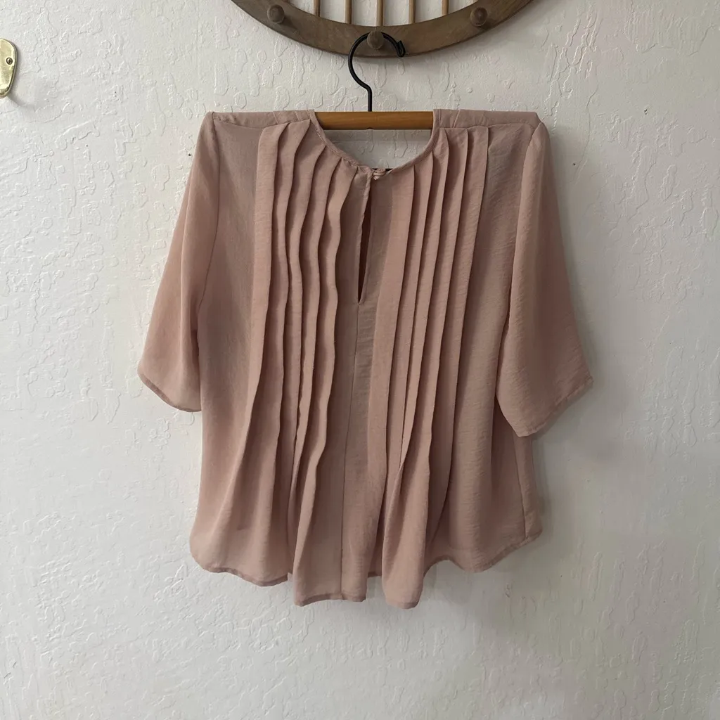 Oak and Fort Tannish Pink Pleated Flowy Blouse Keyhole Back Size Small Tan - Image 6