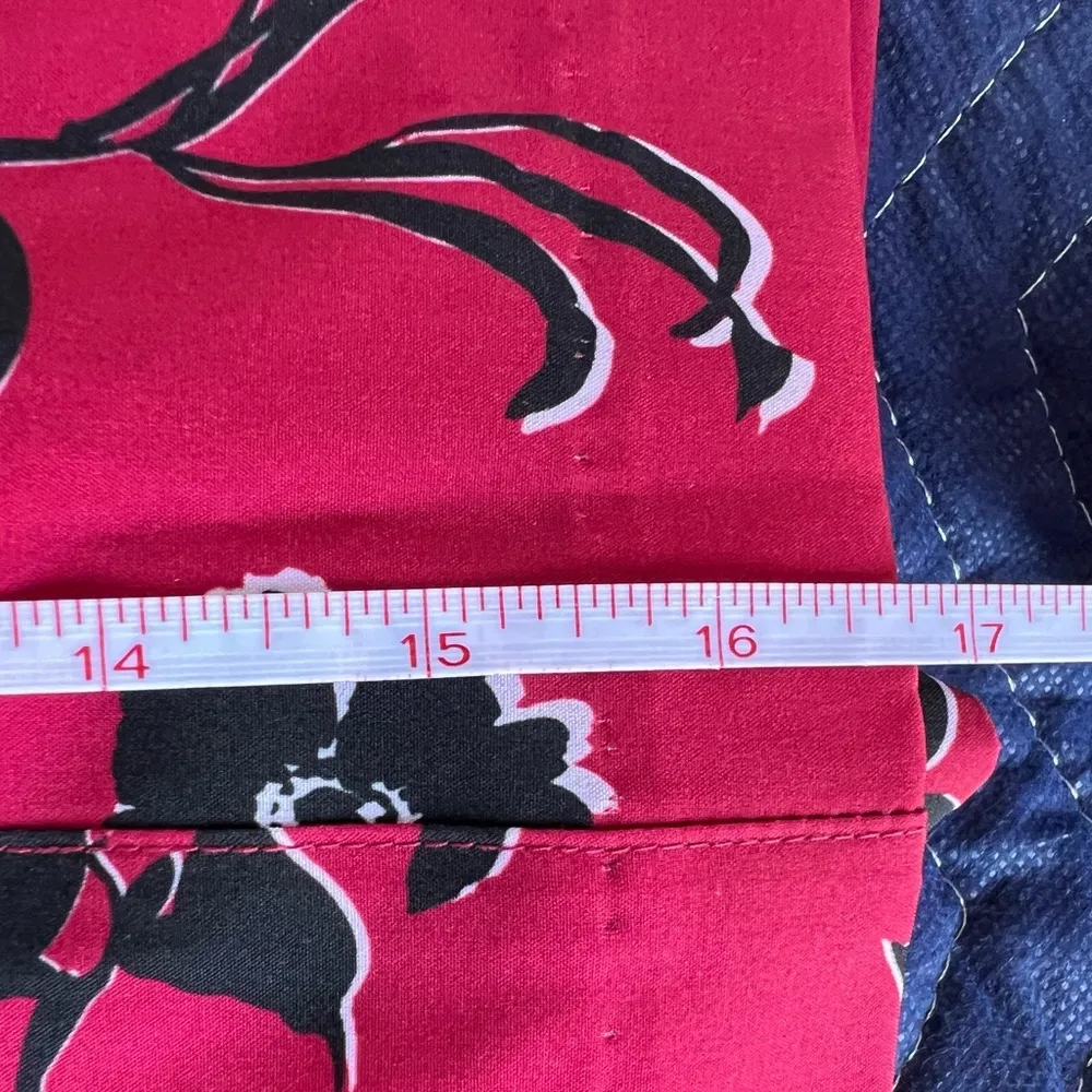 Izod golf women’s skort. Black/red floral. Size 6 - Image 7