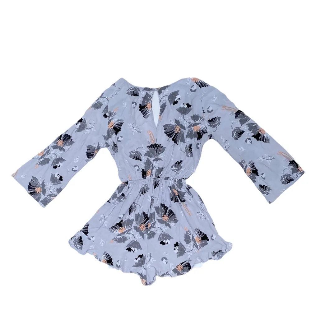 ASTR The Label Floral Romper Gray Women's Size Extra Small Poppy - Image 3